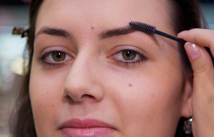 brosser ses sourcils